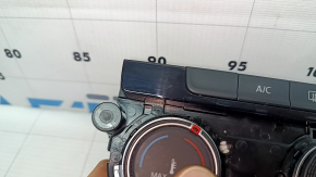 VW Jetta 19-26 heater control without heated seats, scratches on the glass