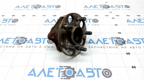 Rear left hub Lexus CT200h 11-17