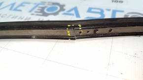 The side rear left door seal of a BMW 7 G11 G12 16-22 is broken.