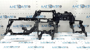The lower dashboard frame of the Lexus CT200h 11-17