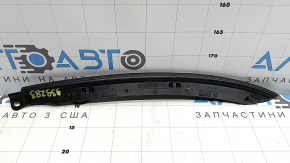 The front right hood seal of the Audi Q5 80A 18-24 is broken.