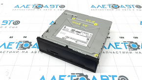 The head unit of the Audi Q3 83A 19-25 has broken fasteners.