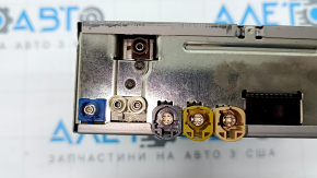 The head unit of the Audi Q3 83A 19-25 has broken fasteners.