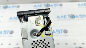 The head unit of the Audi Q3 83A 19-25 has broken fasteners.