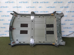 The metal roof of a Fiat 500L 14-19 is sawn off, dents, scratches