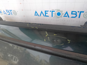The metal roof of a Fiat 500L 14-19 is sawn off, dents, scratches