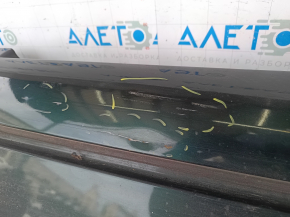 The metal roof of a Fiat 500L 14-19 is sawn off, dents, scratches