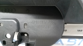 The grille frame of the Audi Q7 20-24 has broken fasteners.
