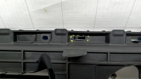The grille frame of the Audi Q7 20-24 has broken fasteners.