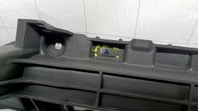 The grille frame of the Audi Q7 20-24 has broken fasteners.