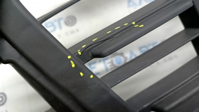 The grille frame of the Audi Q7 20-24 has broken fasteners.