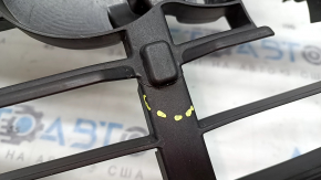 The grille frame of the Audi Q7 20-24 has broken fasteners.