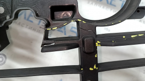 The grille frame of the Audi Q7 20-24 has broken fasteners.