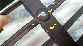 The grille frame of the Audi Q7 20-24 has broken fasteners.