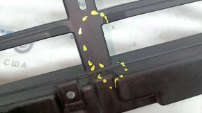 The grille frame of the Audi Q7 20-24 has broken fasteners.
