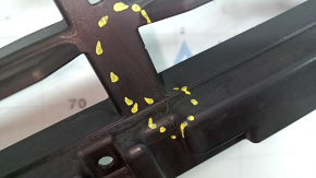 The grille frame of the Audi Q7 20-24 has broken fasteners.
