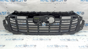 The grille frame of the Audi Q7 20-24 has broken fasteners.