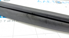 The rear left door seal of the Hyundai Elantra 21-23 is worn out.