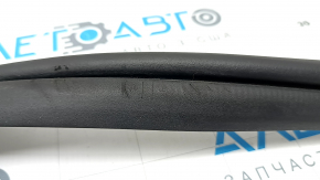 The rear left door seal of the Hyundai Elantra 21-23 is worn out.
