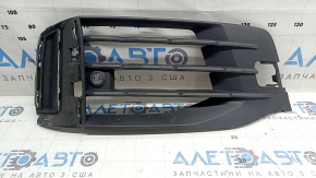 The right front bumper grille of the Audi Q7 20-26, structure, under the parking sensors and tow hook plug, is cracked.