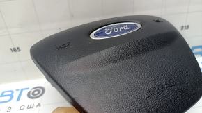 The steering wheel airbag on the driver's side of a Ford Escape MK4 20-26 has scratches.