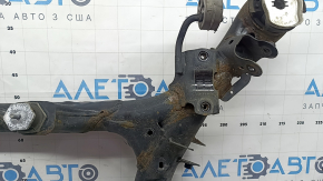 The rear subframe of the Audi Q7 16-26 is rusty, with microcracks on the 1st axle of the gearbox.