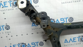 The rear subframe of the Audi Q7 16-26 is rusty, with microcracks on the 1st axle of the gearbox.