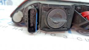 The right rear bumper light of the Audi Q5 80A 21-24 is worn, there is a crack in the glass.