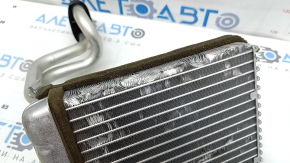 The heater radiator of the Audi Q3 8U 15-18 has dented honeycombs.
