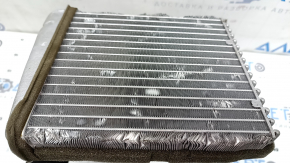 The heater radiator of the Audi Q3 8U 15-18 has dented honeycombs.
