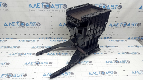 The central console is bare, Toyota Sienna 21-26, dark gray, brown trim, melted