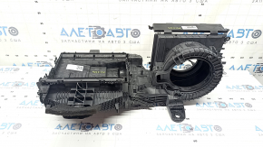 The heater housing is bare, the ventilation is cracked in the mount of a Ford Escape MK4 20-26.