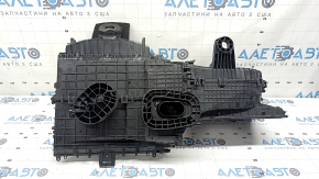 The heater housing is bare, the ventilation is cracked in the mount of a Ford Escape MK4 20-26.