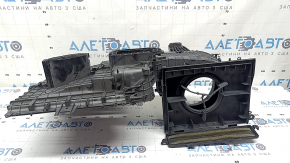 The heater housing is bare, the ventilation is cracked in the mount of a Ford Escape MK4 20-26.