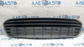 Lower grille of the front bumper of a Toyota Avalon 13-15 pre-restyling, chrome is broken, cracks in the grille