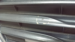 Lower grille of the front bumper of a Toyota Avalon 13-15 pre-restyling, chrome is broken, cracks in the grille