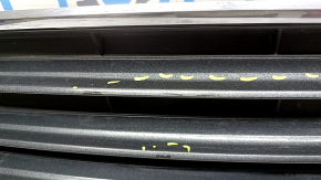Lower grille of the front bumper of a Toyota Avalon 13-15 pre-restyling, chrome is broken, cracks in the grille