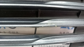Lower grille of the front bumper of a Toyota Avalon 13-15 pre-restyling, chrome is broken, cracks in the grille