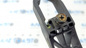 The rear left door handle mechanism of the Kia K5 21-24 has broken fasteners.