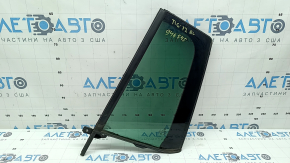 The rear left triangle door glass of a VW Tiguan 09-18 has a green tint and is broken.