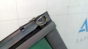The rear left triangle door glass of a VW Tiguan 09-18 has a green tint and is broken.