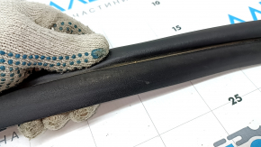 The front left door seal for Kia K5 21-24 is worn out.