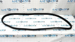 The front right door seal for a Kia K5 21-24 is worn out.
