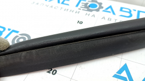 The front right door seal for a Kia K5 21-24 is worn out.