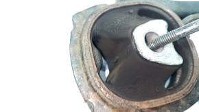 The rear engine mount of a Toyota Prius 50 16-22 is rusty and has microcracks.