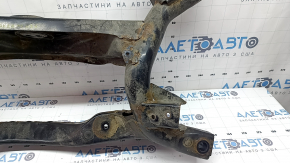 The rear subframe of a Toyota Prius 50 19-22 AWD is rusty, the inserts are torn off.
