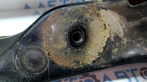 The rear subframe of a Toyota Prius 50 19-22 AWD is rusty, the inserts are torn off.