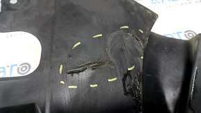 The front right fender liner, lower part, BMW X7 G07 19-26, is dented and has tears.