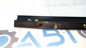 The rear right door seal of a Honda Civic XI FE/FL 22-26 4d has torn fasteners.