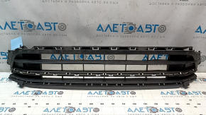 Lower grille of the front bumper VW Jetta 15-18 USA without parking sensors, 6/10, broken lower crossbar